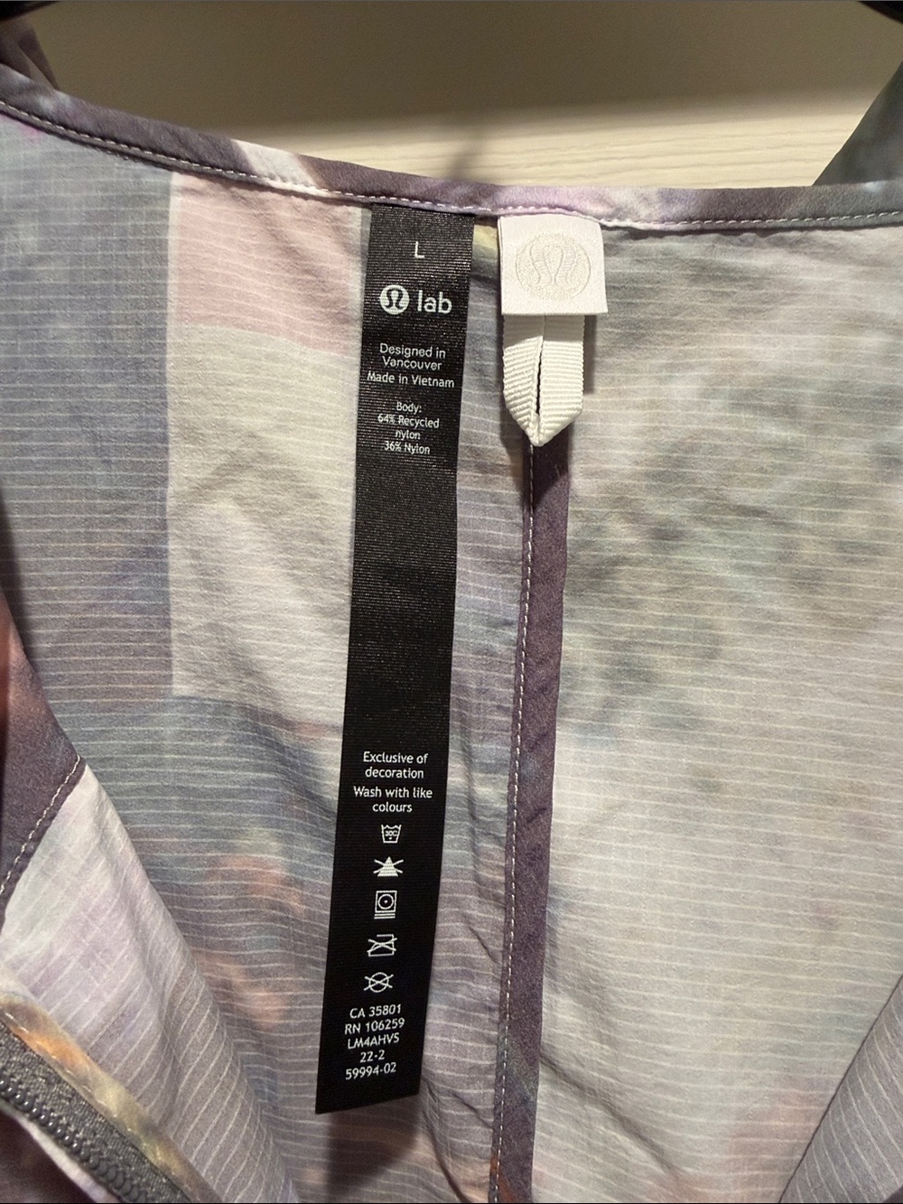 lululemon athletica Lavender and Pale Pink Zippered Lab Top - Picture 2 of 3